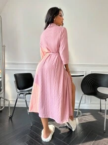 淡粉色针织长袍，休闲家居服，腰带设计，适合秋冬季节，舒适保暖。
