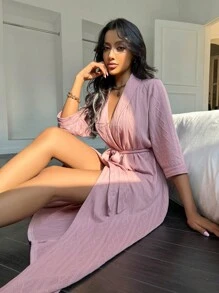 淡粉色针织长袍，休闲家居服，腰带设计，适合秋冬季节，舒适保暖。