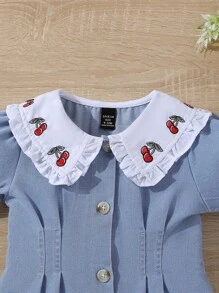 SHEIN Vintaside Kids 女嬰櫻桃刺繡彼得潘領泡泡袖褶皺細節牛仔裙 - 中等水洗藍 - 查看 3