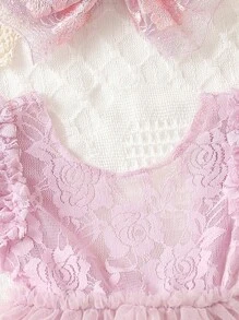 SHEIN 夏季嬰兒女童優雅休閒舒適時尚簡約實用可愛柔軟舒適與媽媽相配的花卉刺繡蕾絲網紗連體衣,適用於新生兒攝影,洗禮典禮 - 淡紫色 - 查看 4