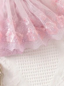 SHEIN 夏季嬰兒女童優雅休閒舒適時尚簡約實用可愛柔軟舒適與媽媽相配的花卉刺繡蕾絲網紗連體衣,適用於新生兒攝影,洗禮典禮 - 淡紫色 - 查看 6