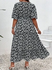 SHEIN Holidaya Talla grande Vestido con estampado floral de manga mariposa bajo con fruncido - Blanco y Negro - Ver 2