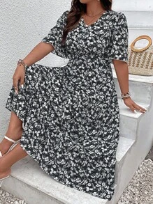 SHEIN Holidaya Talla grande Vestido con estampado floral de manga mariposa bajo con fruncido - Blanco y Negro - Ver 4