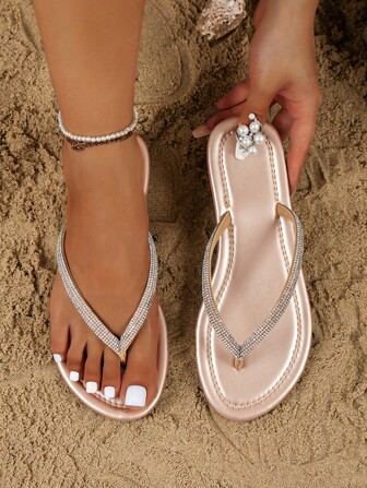 水晶钻人字拖女式平底人字拖凉鞋，多色闪光夏季促销热销休闲户外沙滩度假拖鞋，加大码 44