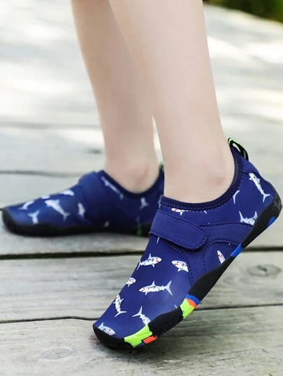 1雙男孩卡通魚紋魔術貼輕便速幹水襪適用於戶外