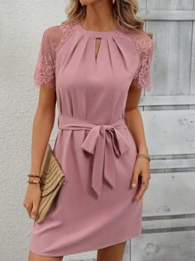 SHEIN LUNE Vestido con cinturón con encaje en contraste de manga raglán de cuello con abertura de ojo - Rosa - Ver 1