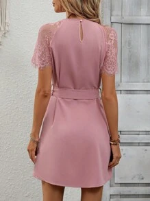 SHEIN LUNE Vestido con cinturón con encaje en contraste de manga raglán de cuello con abertura de ojo - Rosa - Ver 2