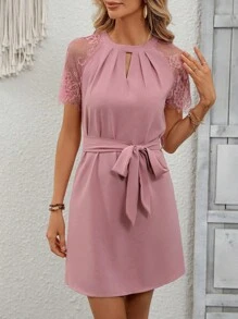 SHEIN LUNE Vestido con cinturón con encaje en contraste de manga raglán de cuello con abertura de ojo - Rosa - Ver 5
