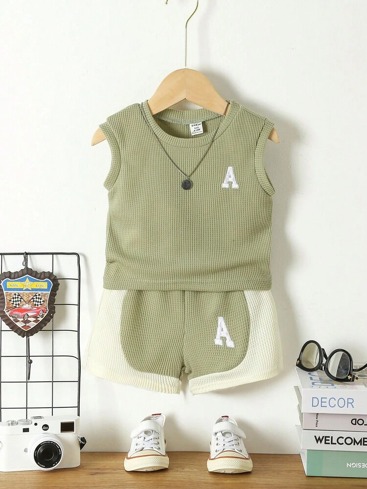 Baby Girl Letter Graphic Tank Top & Two Tone Shorts