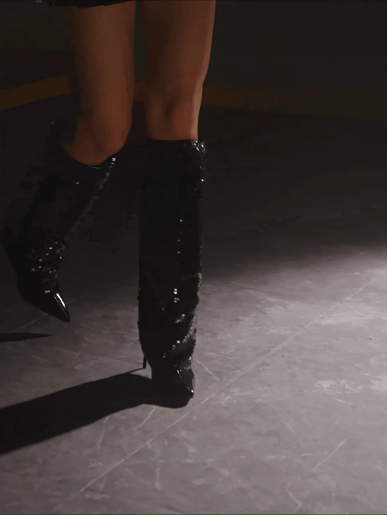 รองเท้าผู้หญิงแต่งด้วยลูกปัดประกายเงา ปลายแหลม ส้นสูง เซ็กซี่ หนังเทียมสีดำแบบคลาสสิก บูตสำหรับวันวาเลนไทน์ - สีดำ - ดู 2