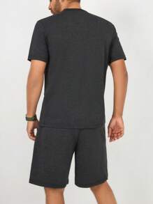 RueChic Hombres Shorts con camiseta con estampado de slogan