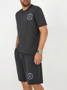 RueChic Hombres Shorts con camiseta con estampado de slogan