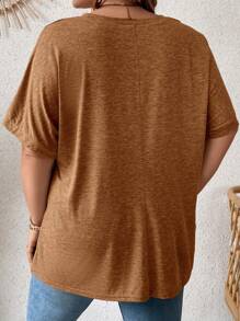 SHEIN LUNE 大碼蝙蝠袖口袋貼布T恤 - 卡其色 - 查看 2