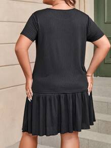 SHEIN LUNE 大碼素色T恤和荷葉邊半身裙 - 黑色 - 查看 2
