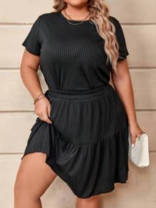 SHEIN LUNE 大碼素色T恤和荷葉邊半身裙 - 黑色 - 查看 1