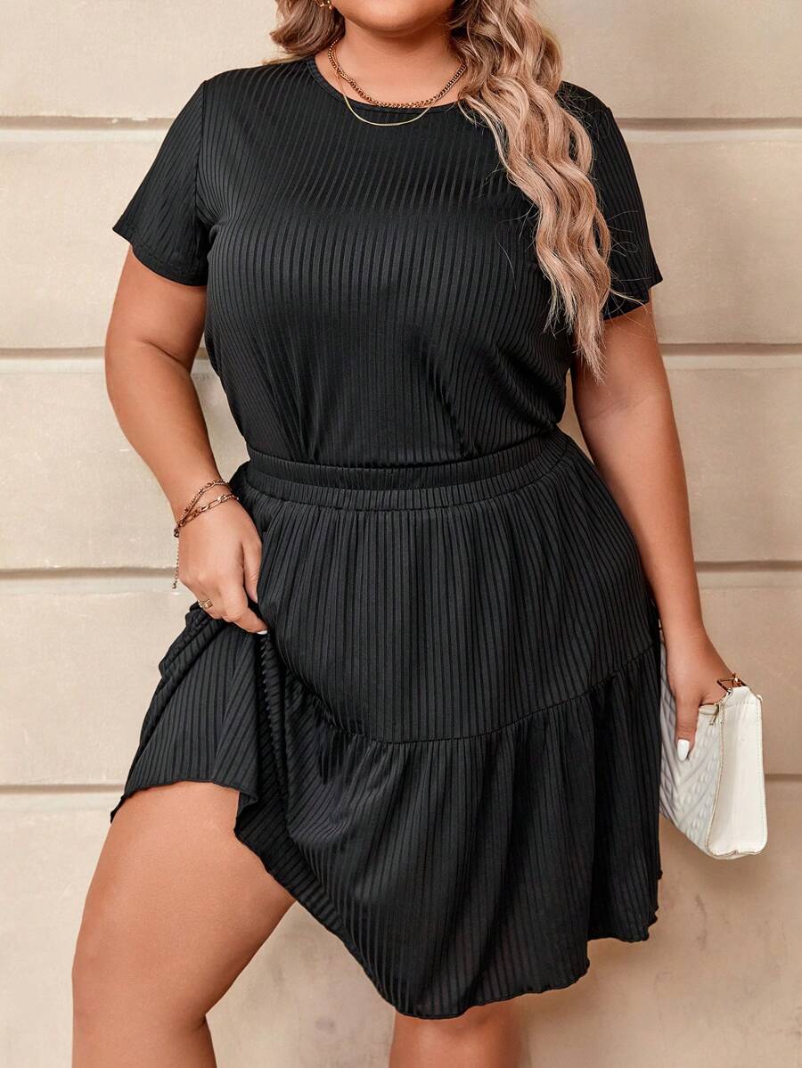 SHEIN LUNE 大碼素色T恤和荷葉邊半身裙 - 黑色 - 查看 1