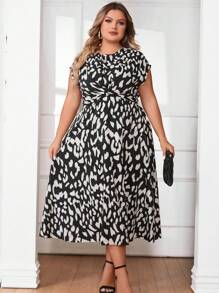 SHEIN Privé 大碼滿版印花蝙蝠袖連衣裙 - 黑與白 - 查看 1