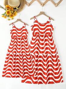 SHEIN Unity Vestido tank con estampado de rayas de onda bajo con fruncido - Multicolor - Ver 7