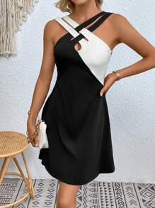SHEIN Clasi 雙色前交叉洋裝 - 黑與白 - 查看 1