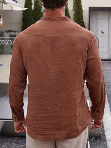 Manfinity Homme 男士純棉純色半扣掀蓋前袋襯衫 - 咖啡棕 - 查看 2