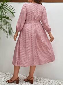 SHEIN Frenchy 大碼滿版印花高衩繫腰帶連衣裙 - 彩色 - 查看 2