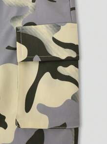 SHEIN 年輕帽包括圓領字母圖案短袖T恤和迷彩長褲套裝 - 彩色 - 查看 5