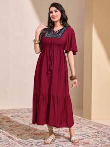 Modelyn Vestido largo de noche con mangas de mariposa, volantes en el bajo y bordado floral en color rojo borgoña - Burdeos - Ver 3