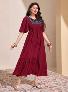 Modelyn Vestido largo de noche con mangas de mariposa, volantes en el bajo y bordado floral en color rojo borgoña - Burdeos - Ver 4