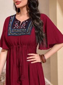 Modelyn Vestido largo de noche con mangas de mariposa, volantes en el bajo y bordado floral en color rojo borgoña - Burdeos - Ver 5