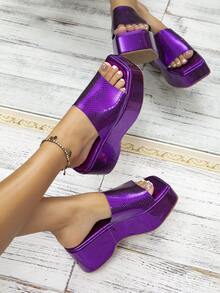 女士金屬質感蛇皮壓花涼鞋,魅力四射紫色坡跟涼鞋 - 紫色 - 查看 4
