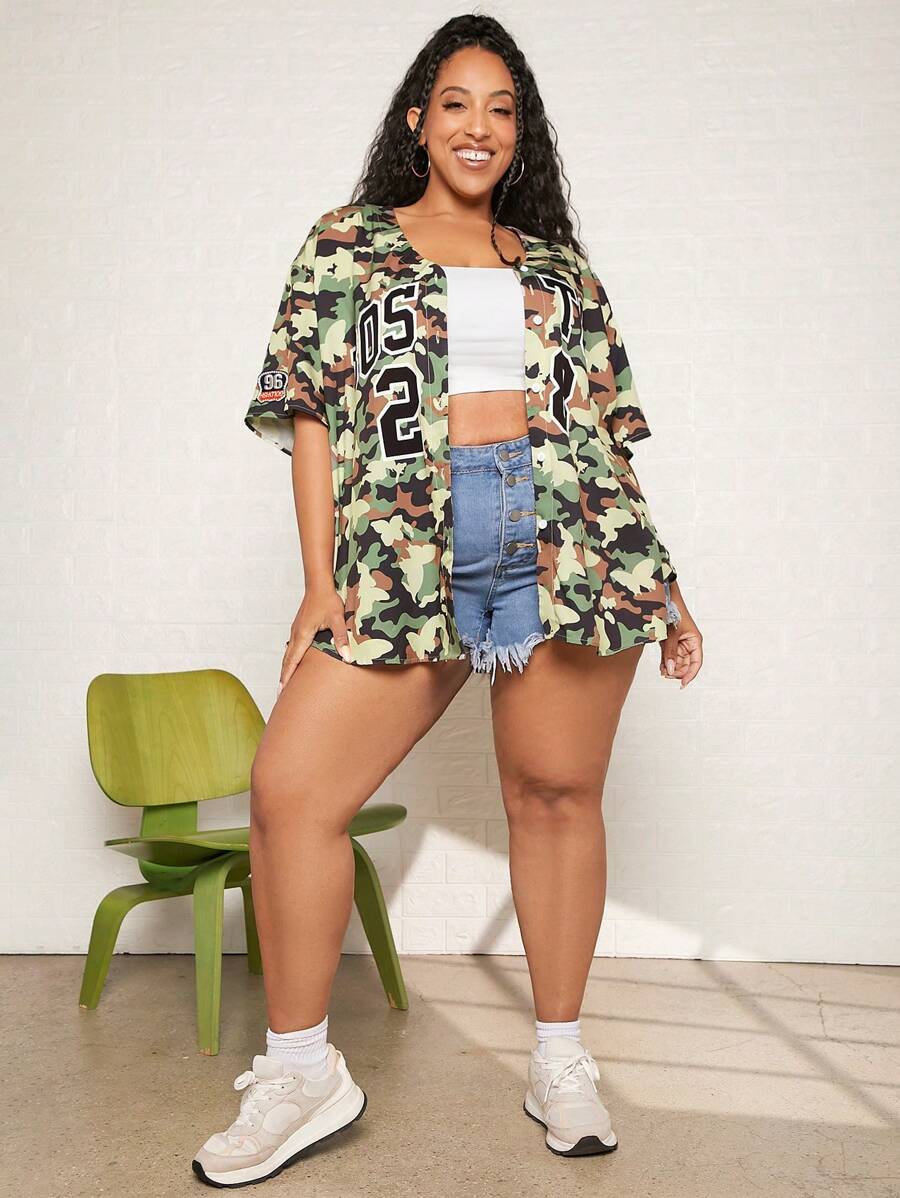 SHEIN CURVE+ 大碼字母和迷彩圖案落肩袖襯衫 - 彩色 - 查看 1