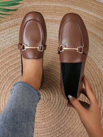2025 Mocasines planos elegantes para mujer en otoño, con decoración metálica y sin cordones