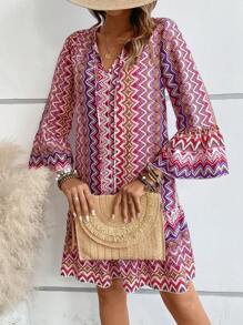 SHEIN LUNE 幾何印花喇叭袖荷葉邊罩衫連衣裙 - 彩色 - 查看 3