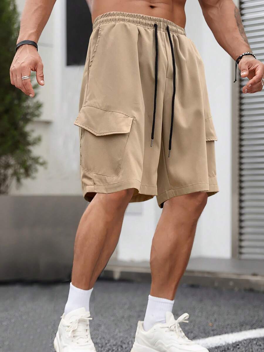 Manfinity Homme Quần short nam dáng rộng có túi nắp và eo có dây rút - Màu Khaki - Xem 1