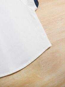 SHEIN قميص بطباعة دمشقية مقلم متباين أزرار أمامية للاولاد الاطفال - أبيض - مشاهدة 4