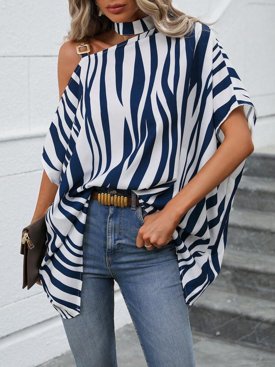 SHEIN Clasi Blusa de rayas de cebra de cuello asimétrico de manga murciélago - Azul y blanco - Ver 1