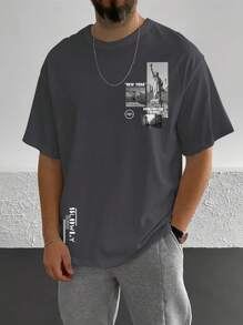 Manfinity Homme Loose Fit Men's T-Shirt With Photo & Slogan Graphics - Dark Grey - View 1