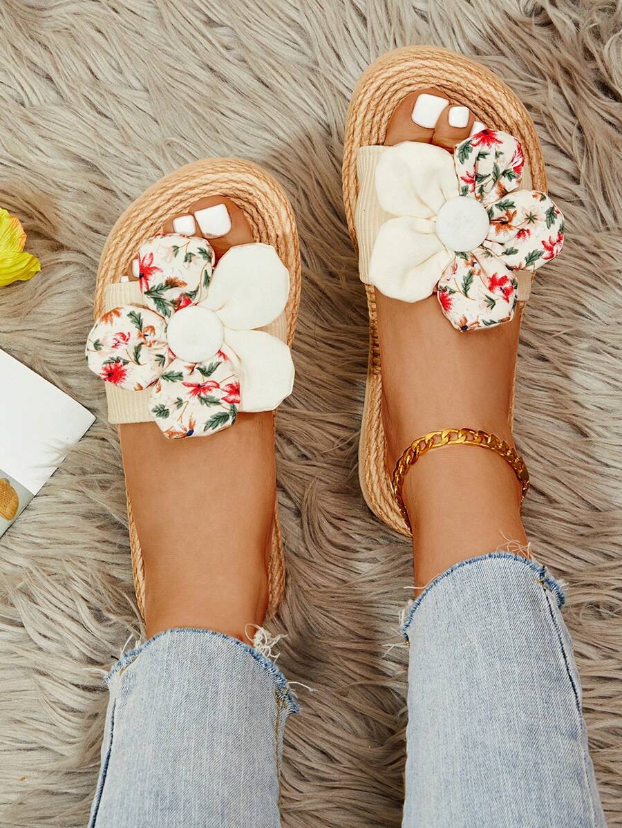 Sandalias planas con decoración de flores para mujer, sandalias de diapositivas de punta abierta color beige para vacaciones y atuendos de playa - Beis - Ver 1