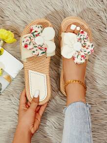 Sandalias planas con decoración de flores para mujer, sandalias de diapositivas de punta abierta color beige para vacaciones y atuendos de playa - Beis - Ver 5