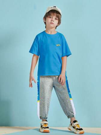 chico con estampado de letra Camiseta de hombros caídos & con costura lateral en contraste Pantalones deportivos Set