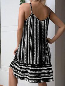 SHEIN Maternidad Vestido de tirantes con estampado geométrico bajo con fruncido - Blanco y Negro - Ver 2