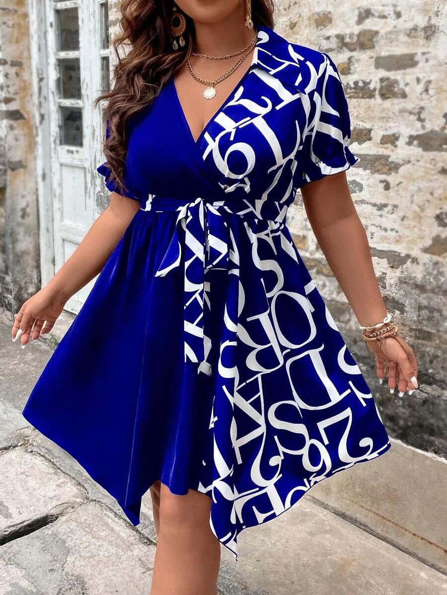 SHEIN Unity 大碼字母圖案不對稱下擺繫腰帶洋裝 - 寶藍色 - 查看 1