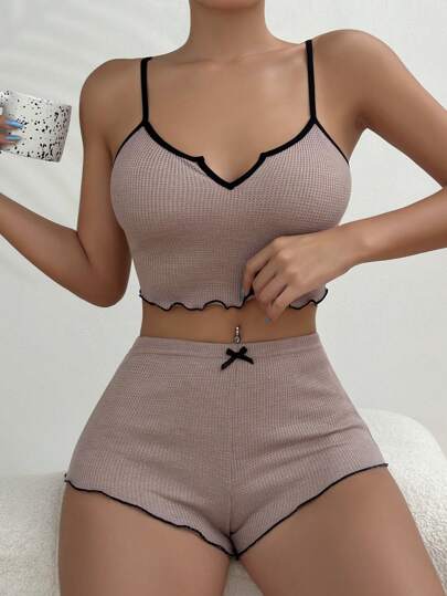 ZzzCrew Conjunto de salón con top de tirantes con borde de lechuga y contrastes, y shorts con lazo delantero. Incluye moño, conjunto de salón.