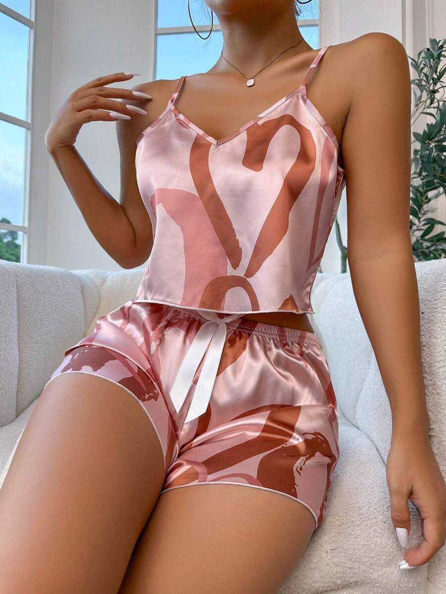 Conjunto de pijama de top de camiseta y pantalones cortos de satén con estampado de corazón - Rosa coral - Ver 1