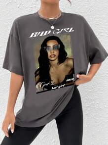 SHEIN EZwear Camiseta holgada de mujer con hombros caídos con estampado de retrato sexy de estilo europeo y americano para el verano - Gris Oscuro - Ver 1