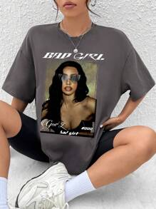 SHEIN EZwear Camiseta holgada de mujer con hombros caídos con estampado de retrato sexy de estilo europeo y americano para el verano - Gris Oscuro - Ver 3