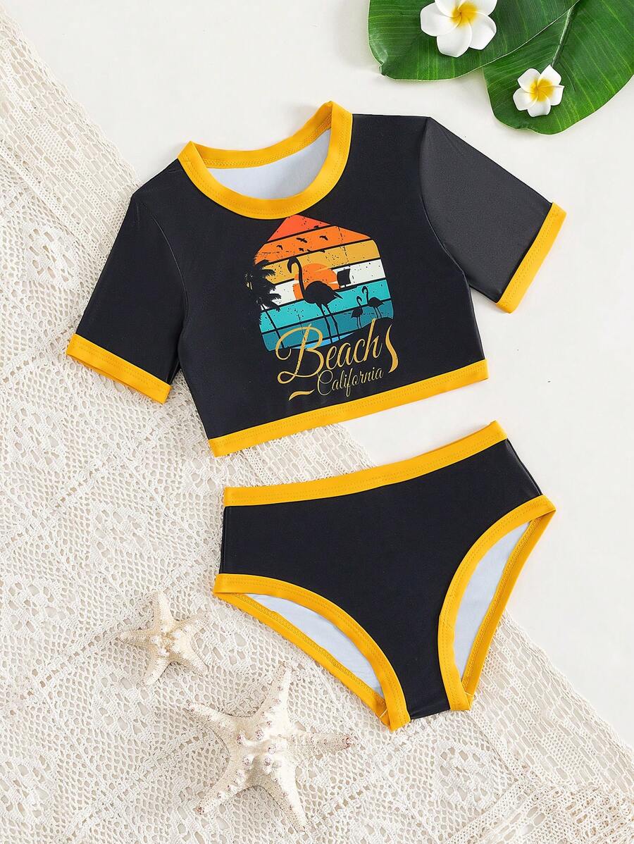 年轻女孩字母图形比基尼套装夏日海滩