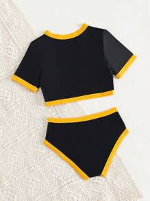 年轻女孩字母图形比基尼套装夏日海滩