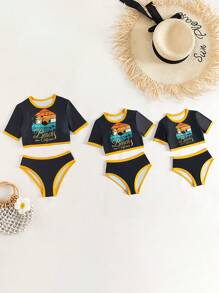 年轻女孩字母图形比基尼套装夏日海滩