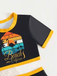 年轻女孩字母图形比基尼套装夏日海滩